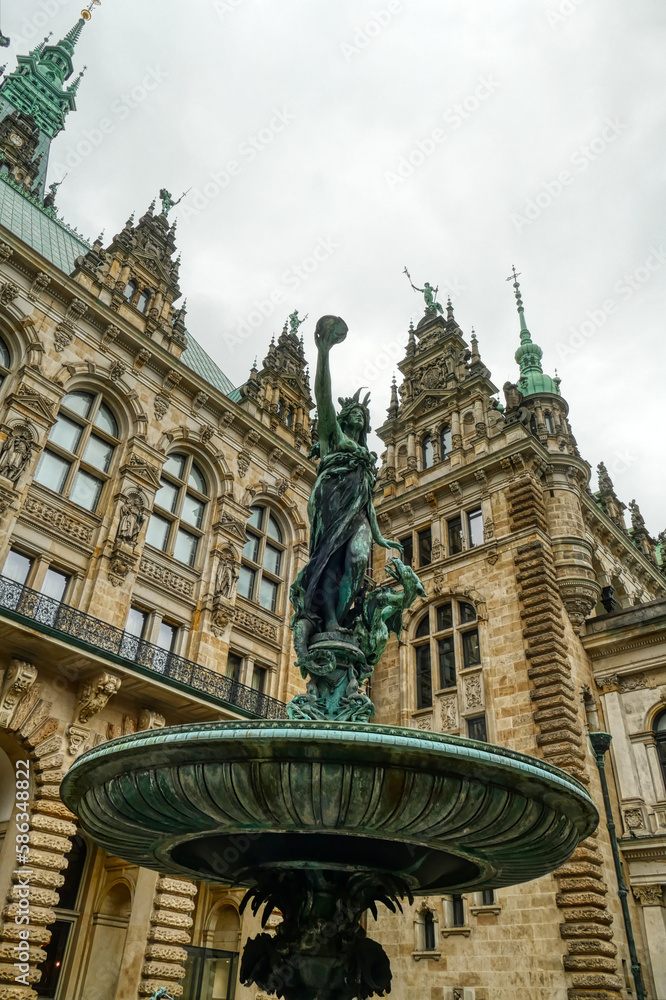 Fototapeta premium Brunnen mit Skulptur am historischen Rathaus in Hamburg