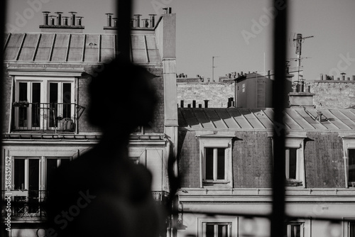 L ombre d une femme devant l architecture ext  rieure parisienne