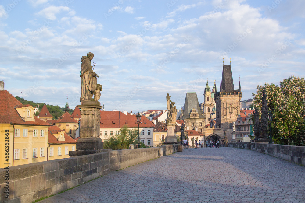 Obraz premium Beautiful view of the Malostranska tower of Charles Bridge at dawn in Prague, Czech Republic