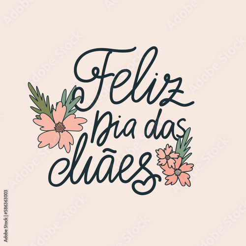 Happy Mother's day in Portuguese greeting card. Feliz dia das maes handwritten text. Calligraphy design decorated with flowers for moms holiday. Vector design for poster, banner, social media. photo