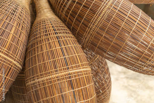 Foto Weaving bamboo fish trap with basket in Hanoi, Vietnam.