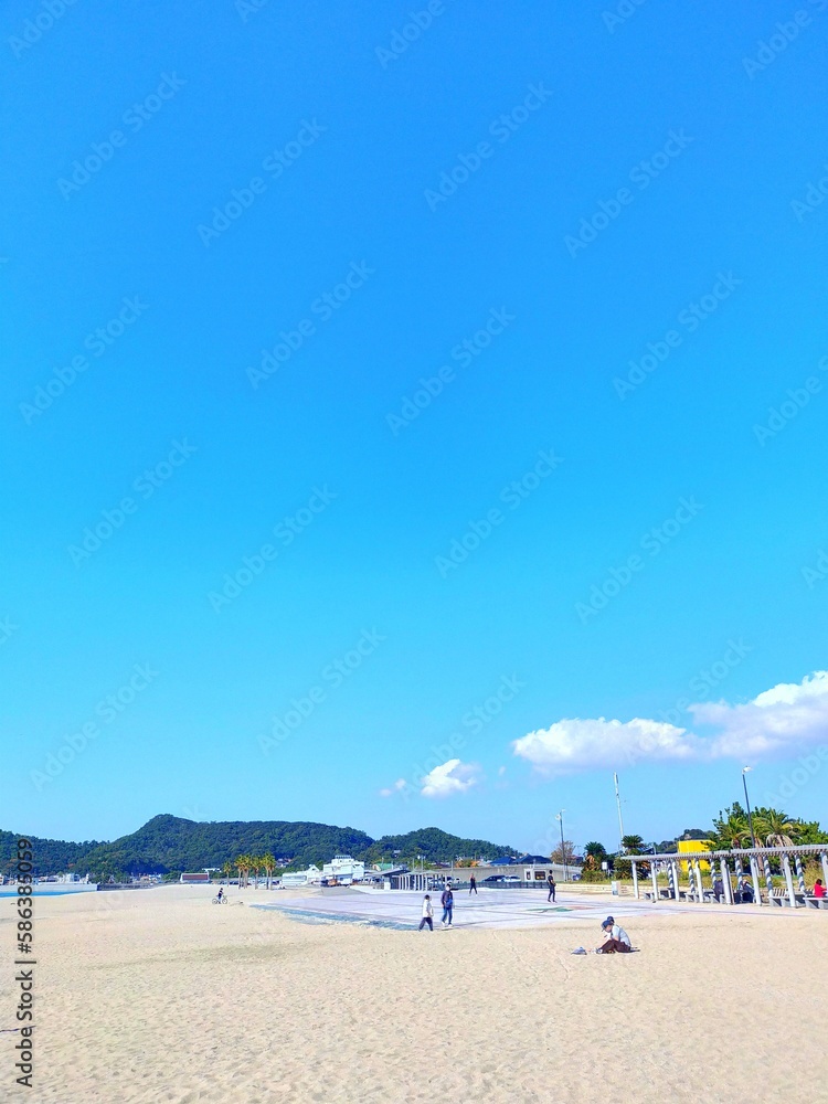 日本の和歌山県の観光地、快水浴百選海の部特選にも選ばれた片男波海水浴場の海と砂浜と晴れた青空が美しい夏の風景（コピースペースあり）