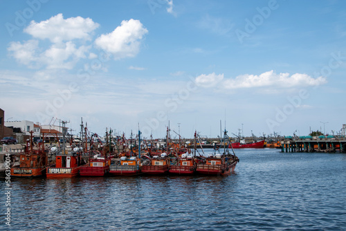 Barco pesquero en puerto y mar © Marcelo
