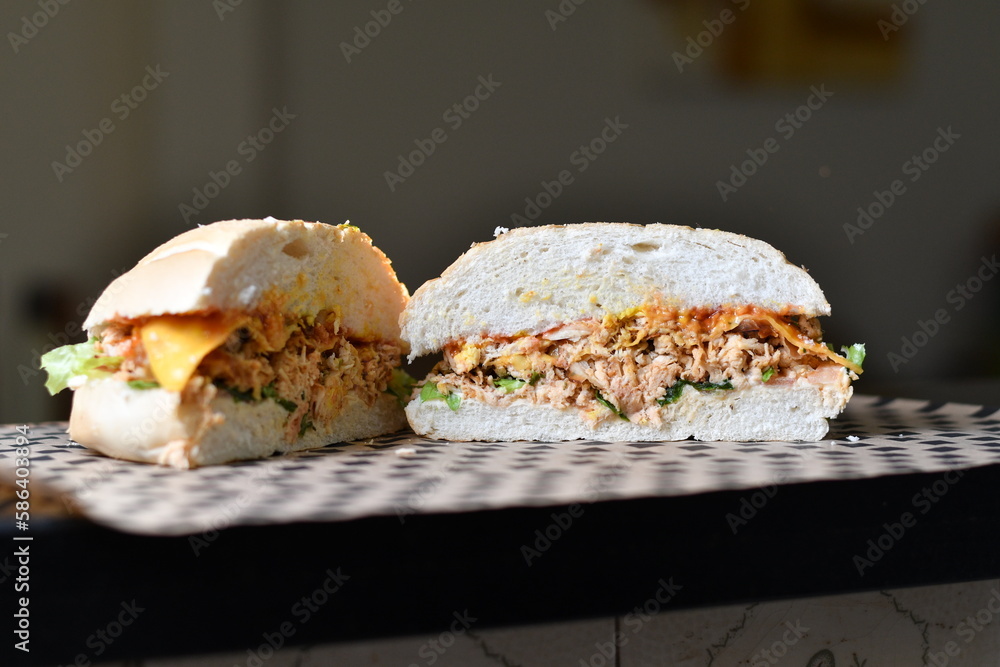 hambúrguer artesanal com batatas e salada hambúrguer artesanal com batatas e salada