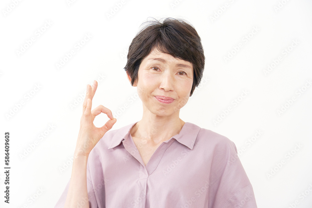 OKサインする中年女性　白背景