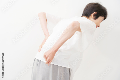 腰痛の中年女性 白背景