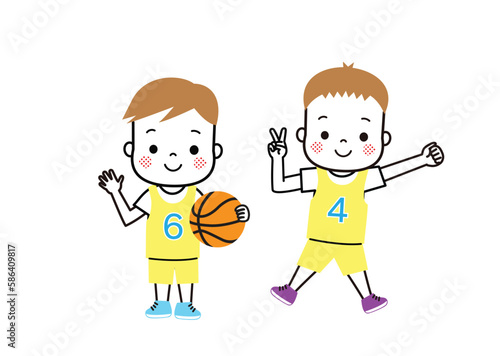 バスケットボールのユニフォームを着てはしゃいでいる男の子 二人