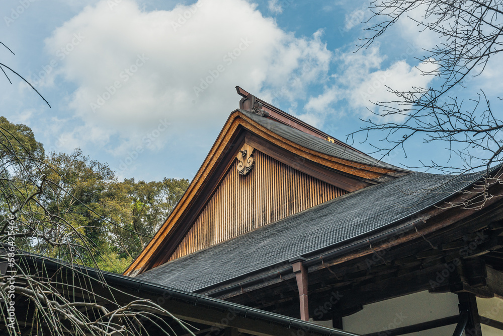 寺の屋根と空