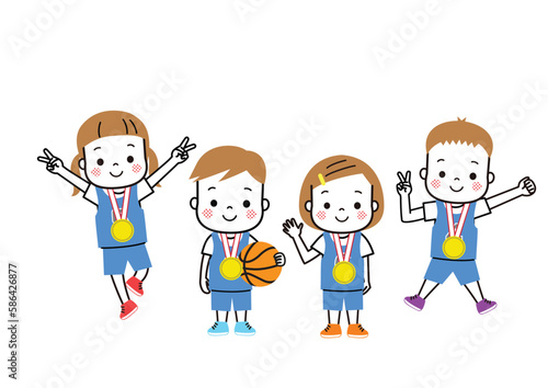 金メダルをもらって大喜びしているバスケットボールチームの子どもたち