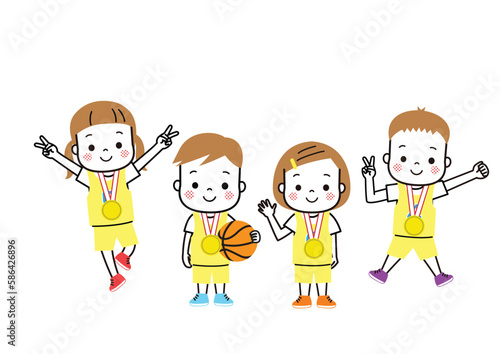 金メダルをもらって大喜びしているバスケットボールチームの子どもたち