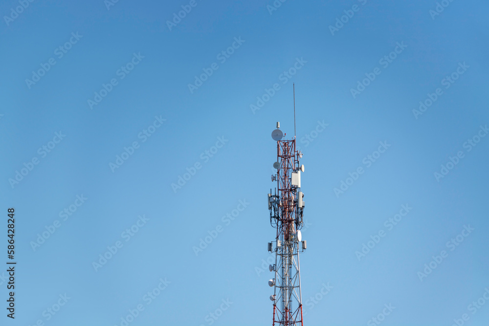 Torre de telecomunicaciones satelitales Torre de telecomunicaciones satelitales