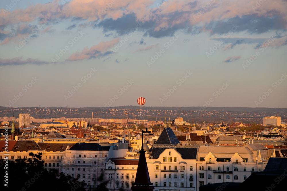 Obraz premium Budapest parliament in magic sunset, and the Danube river, Hungary