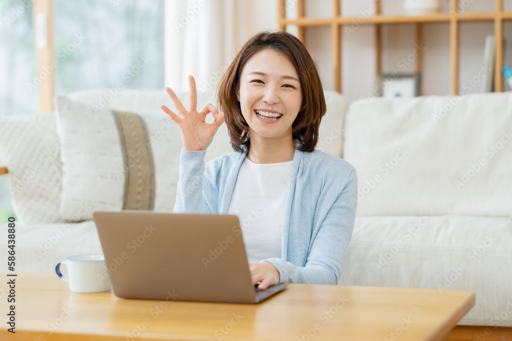 ノートパソコンを使う女性・OK ノートパソコンを使う女性・OK