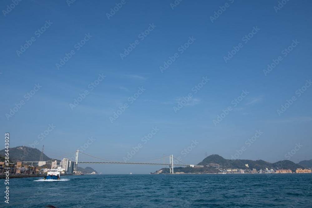 関門海峡から眺める関門橋