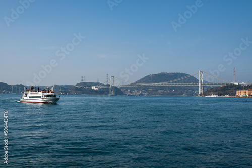 関門海峡を渡る船と関門橋 © eddiemgg