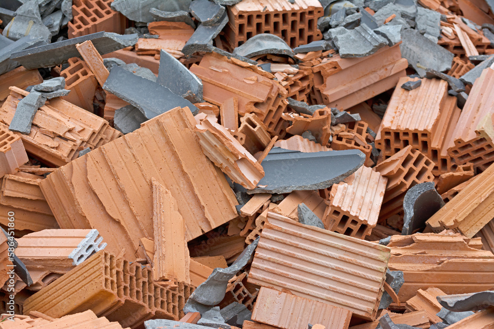 Großer Haufen von Bauschutt auf der Baustelle Großer Haufen von Bauschutt auf der Baustelle