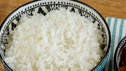gros plan sur un bol de riz blanc cuit	