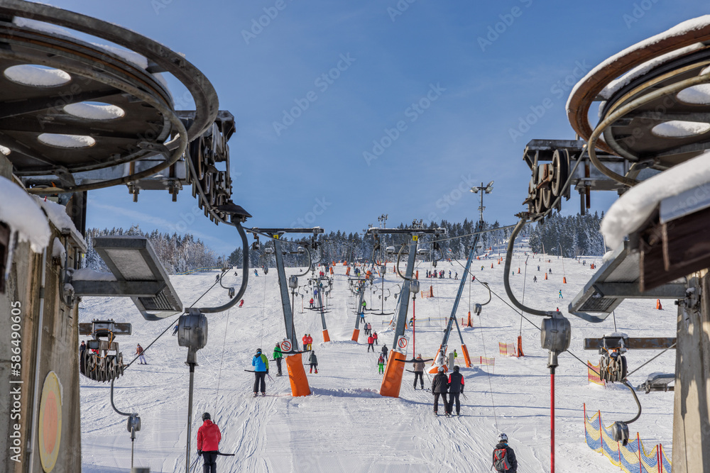 Skilift ferien wintersport skifahren - obrazy, fototapety, plakaty 