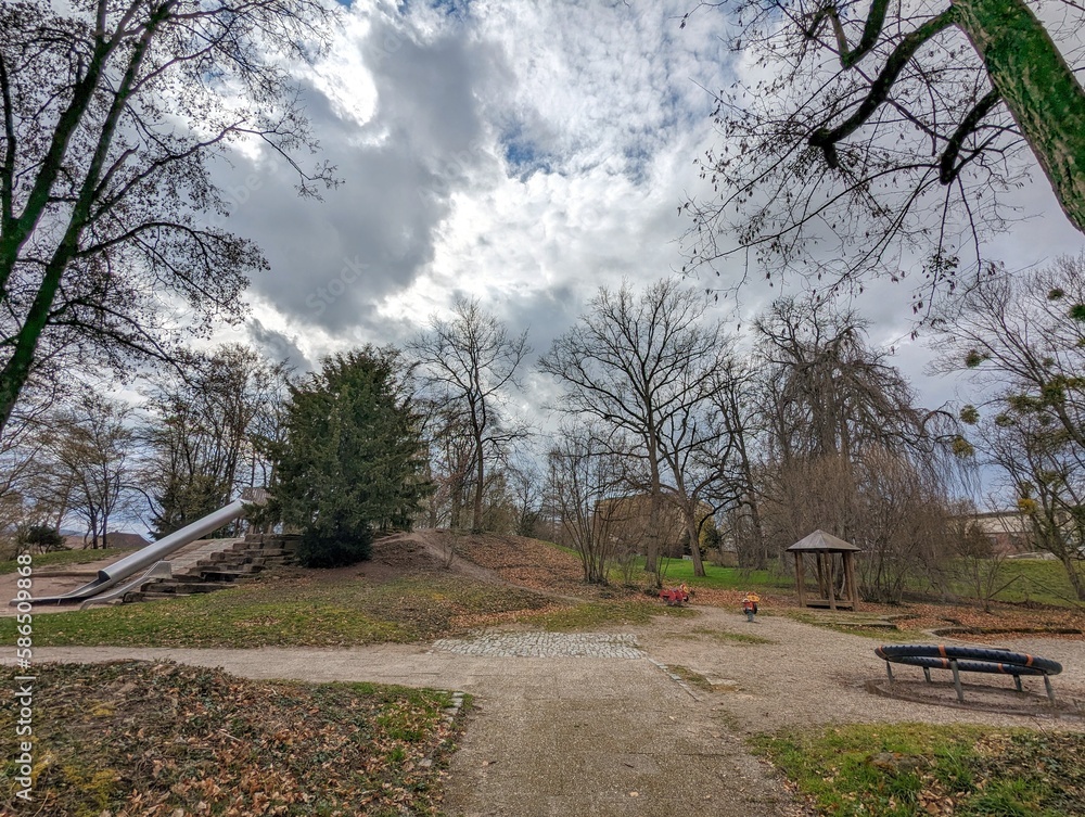 In die Jahre gekommener Spielplatz im Park der Villa Berg in Stuttgart