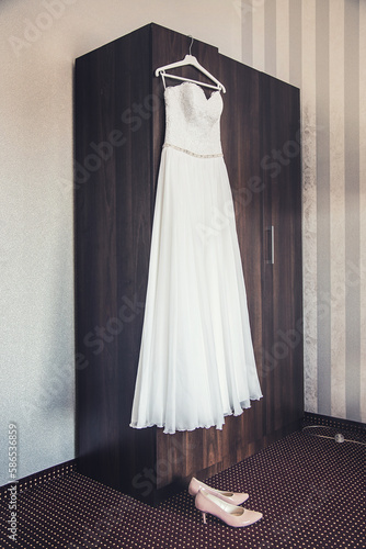 Suknia ślubna wisząca na szafie