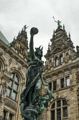 Skulptur auf einem Brunnen am historischen Rathaus in Hamburg
