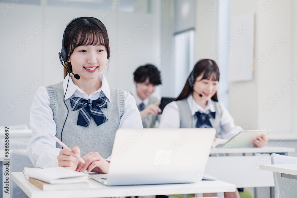 デジタル端末で授業を受ける高校生 デジタル端末で授業を受ける高校生