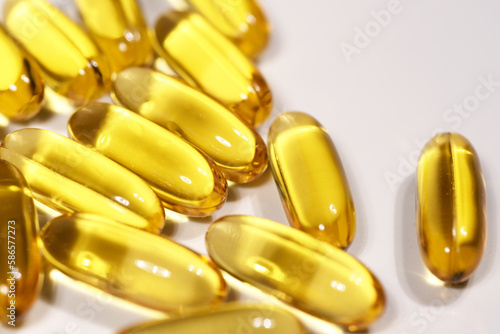 alcune pastiglie di omega 3, l'olio di pesce nella dieta