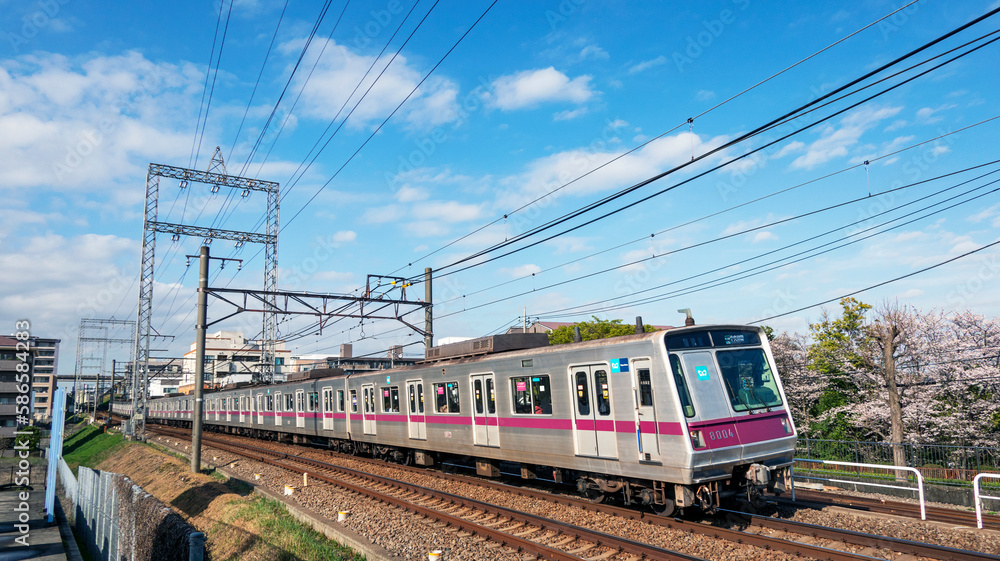 走る通勤電車