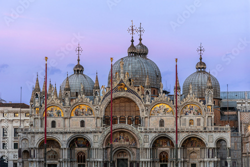 Der Markusdom in Venedig zur blauen Stunde