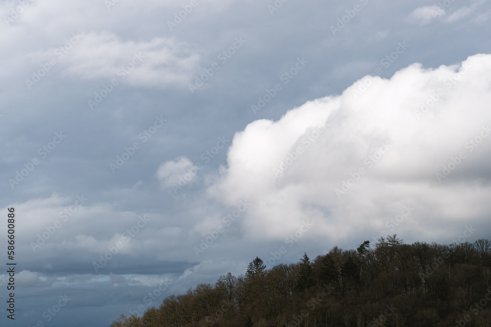 Schnelle dramatische Wolken nach Regen Schnelle dramatische Wolken nach Regen