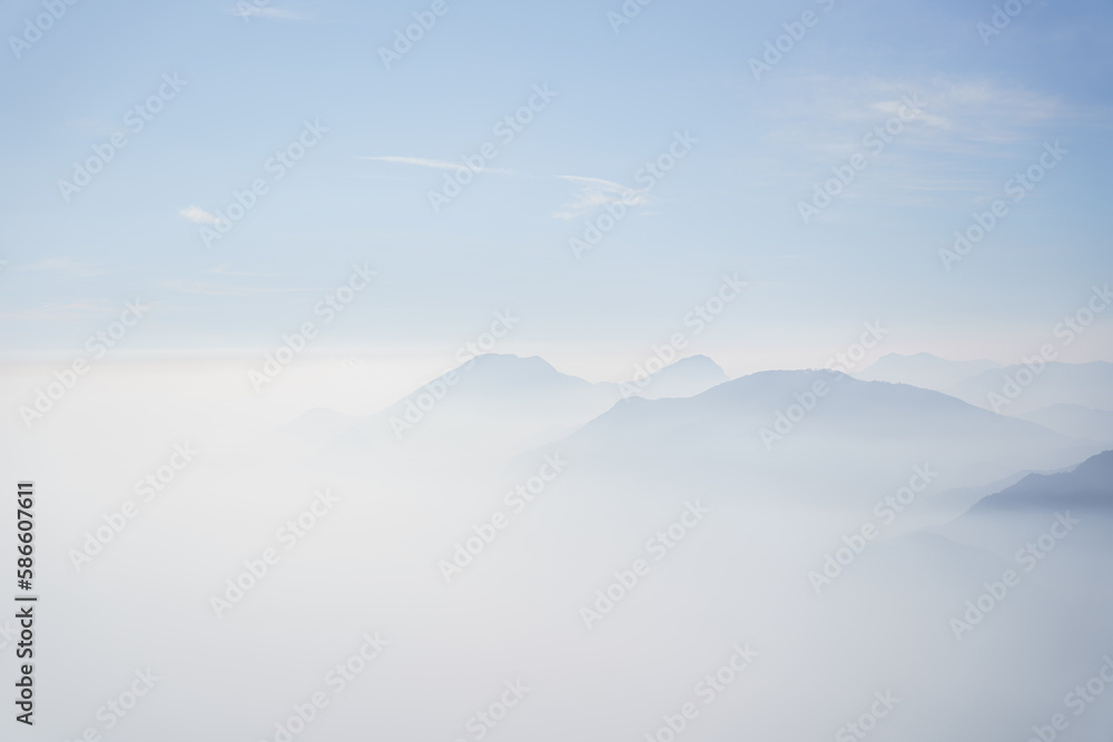 Alpy tonące w morzu mgieł - obrazy, fototapety, plakaty 