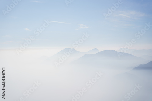 Fototapeta Naklejka Na Ścianę i Meble -  Alpy tonące w morzu mgieł