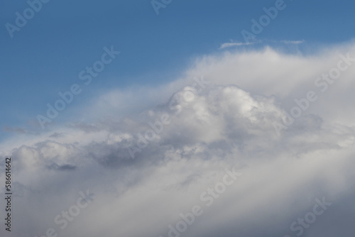 Fototapeta Naklejka Na Ścianę i Meble -  Schnelle Wolken über der Stadt