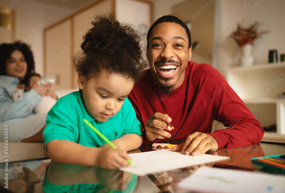 Obraz premium Joyful mixed race family spending time together at home