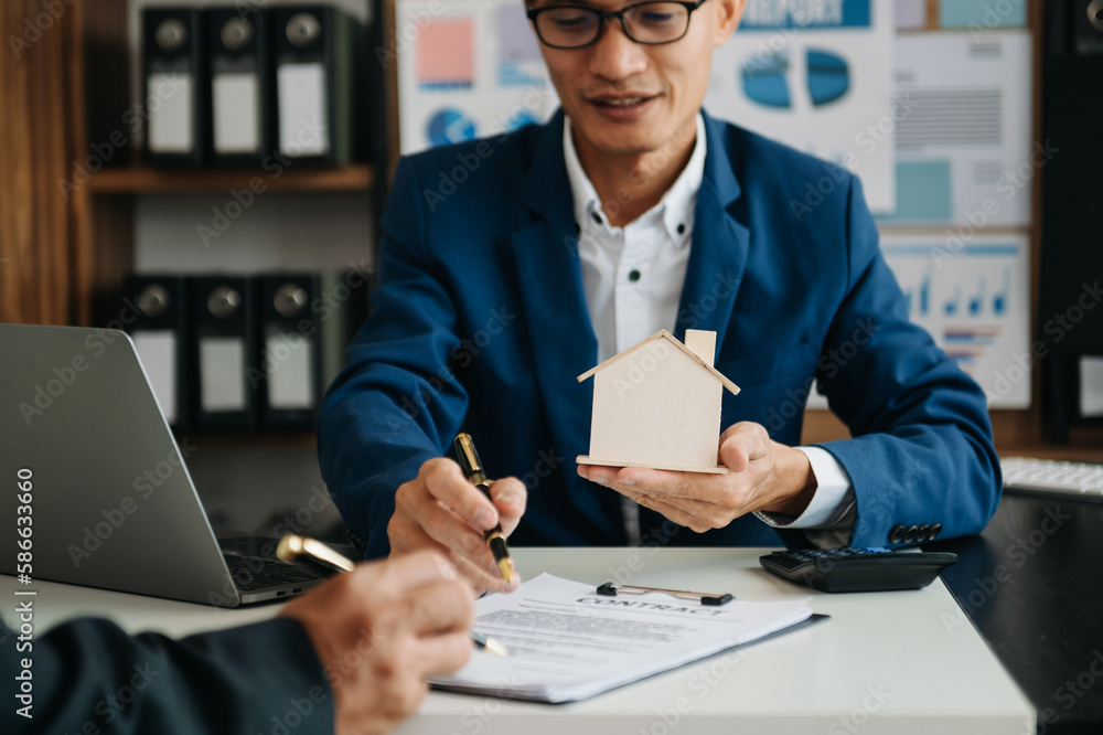 Salesman Hands On House Model , Small Toy House Small Mortgage Property insurance and concepts real estate.. Salesman Hands On House Model , Small Toy House Small Mortgage Property insurance and concepts real estate..