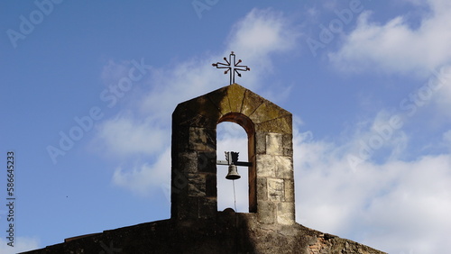 Foto bell tower of small hermitage against blue sky