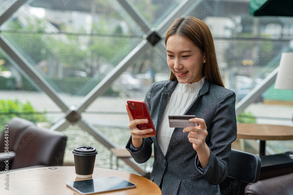 © StockPhotoRepublic - Young asian businesswoman beautiful female lady sitting in a cafe and confidently doing online payment transaction using her mobile phone digital banking app and credit card © StockPhotoRepublic - Young asian businesswoman beautiful female lady sitting in a cafe and confidently doing online payment transaction using her mobile phone digital banking app and credit card