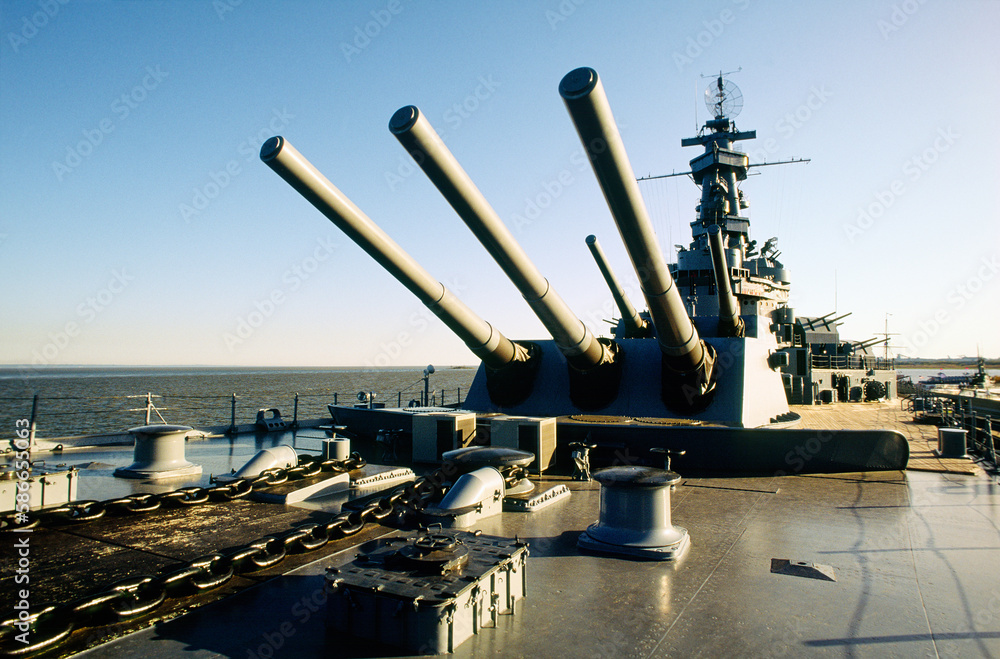 Obraz premium USS Alabama WW2 battleship on display at Battleship Memorial Park, on the Gulf Coast, Mobile, Alabama, USA. Foredeck gun turrets