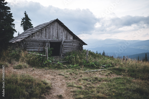 old wooden house in mountains © Макс Романцов