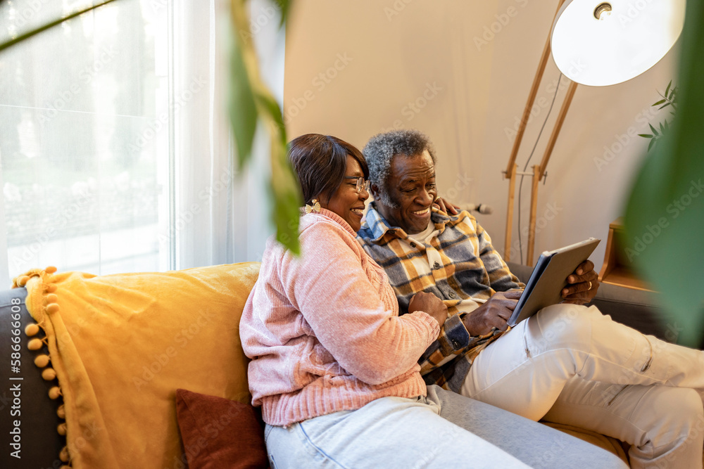 Ταπετσαρία elderly couple video call with a tablet on the sofa at home