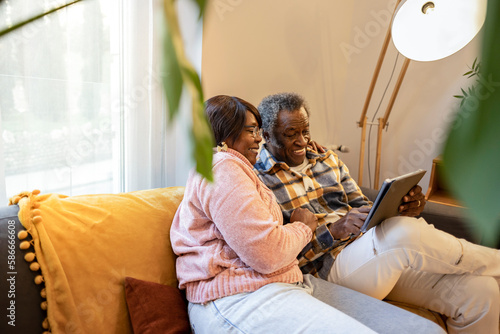 Εκτύπωση καμβά elderly couple video call with a tablet on the sofa at home