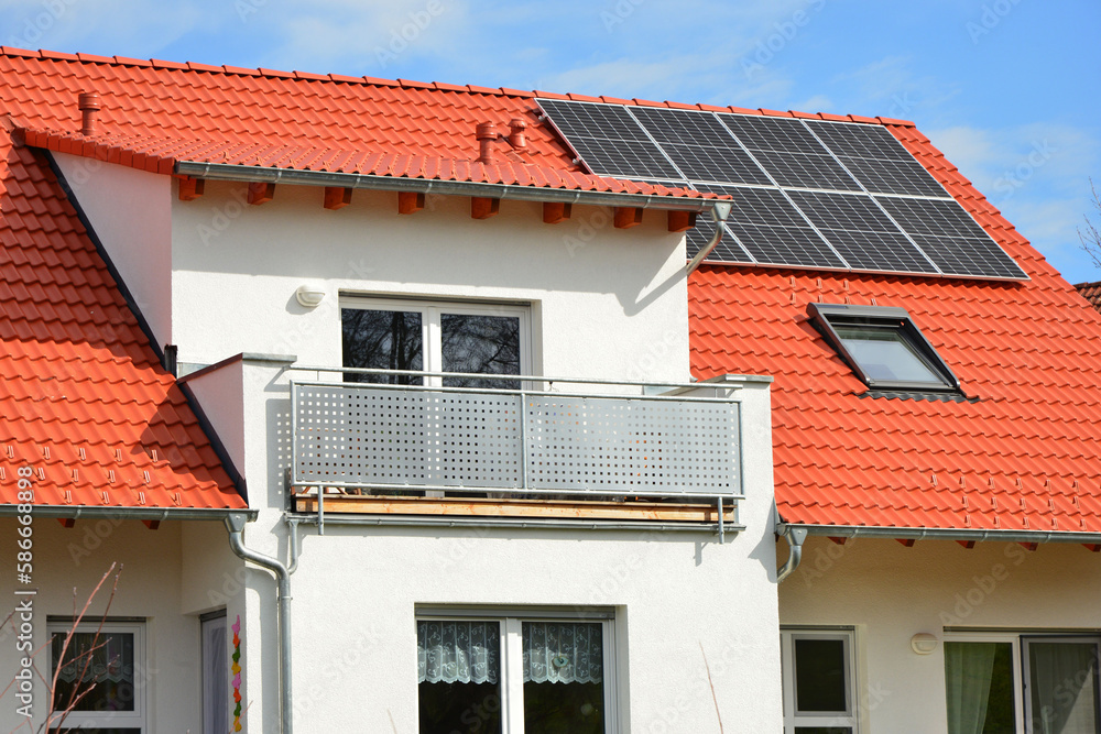 Neue Solaranlage, Photovoltaikanlage, auf dem Ziegeldach eines moderen Einfamilien-Neubauhauses