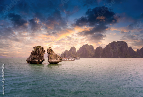 Fotografía View of Hon Ga Choi Island or Cock and Hen, Fighting Cocks Island located in Ha