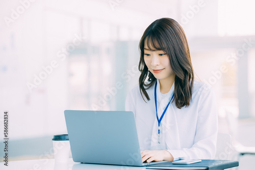 ノートパソコンを使う日本人女性ビジネスマン