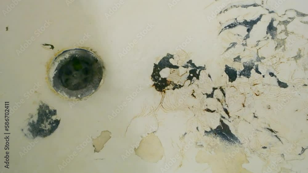 Vidéo Stock Old rusty bathtub with peeling paint. Bathroom hole and flowing water. Drain hole in