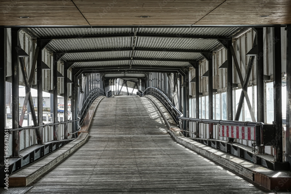 Auf der historischen Überseebrücke im Hamburger Hafen