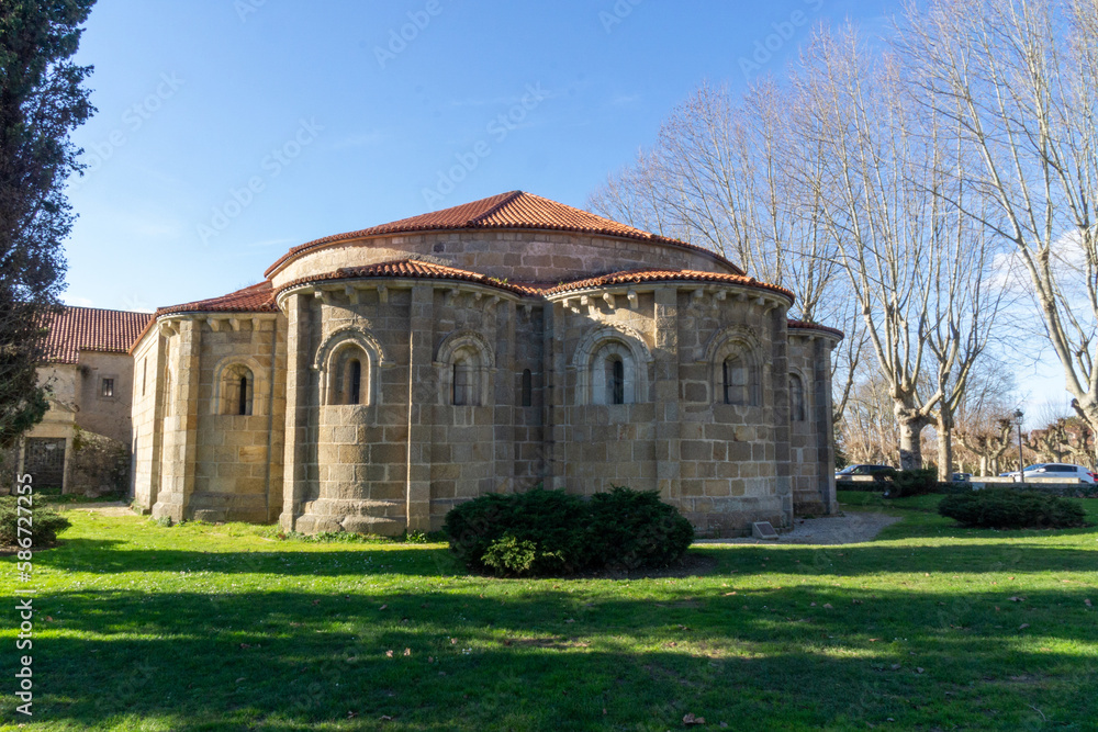 Ábsides dee la Iglesia románica de Santa Maria de Cambre (siglo XII). Uno de los mejores ejemplos del conocido como románico compostelano en el rural gallego. A Coruña, Galicia, España. 