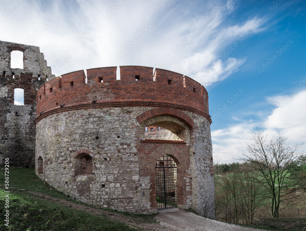 Baszta zamku Tenczyn z bramą wejściową