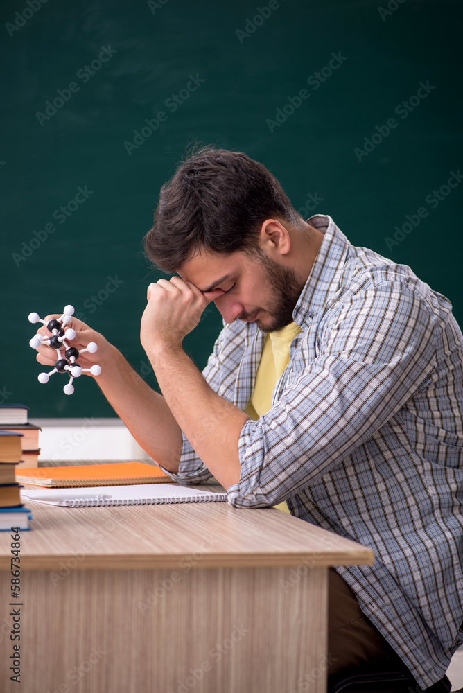 Obraz premium Young male physicist student in the classroom