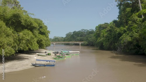 Vue drone d'une rivière tropicale et d'un pont photo